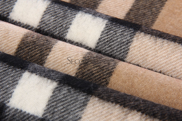 burberry(博柏利) 卡其色格子羊绒围巾