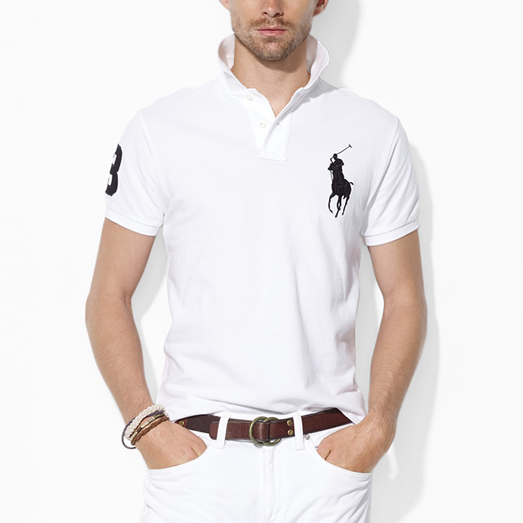 Polo Ralph Lauren于1968年在美國紐約注冊。主營運動休閑服。拉夫勞倫的設計融合浪漫的氣息、創新的靈感、古典的韻味,講究細節,面料總是給人舒適的感受,款式簡潔、流暢,是美國品牌的代表創作。POLO馬球是Lauren設計的系列男裝,設計師Ralph Lauren希望讓人聯想到貴族的悠閑生活。Polo Ralph Lauren已成為了當今紳士休閑服飾的代名詞,也是最具馬球精神的品牌 。