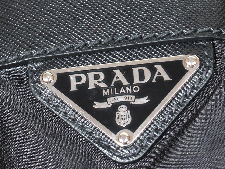 prada 普拉达 经典款尼龙配皮翻盖三角银标男士信使包 v166 064 f0002