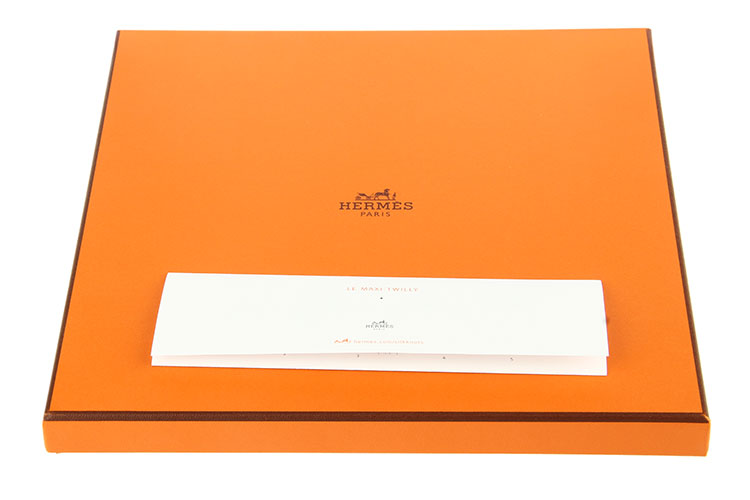 hermes(爱马仕) 绿色底羽毛图案丝巾