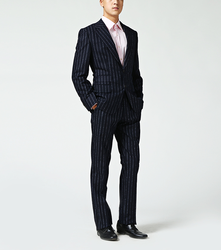 侧面整体简洁利索,袖口处缝制了经典4排扣和贴合手腕的袖口裁剪突出