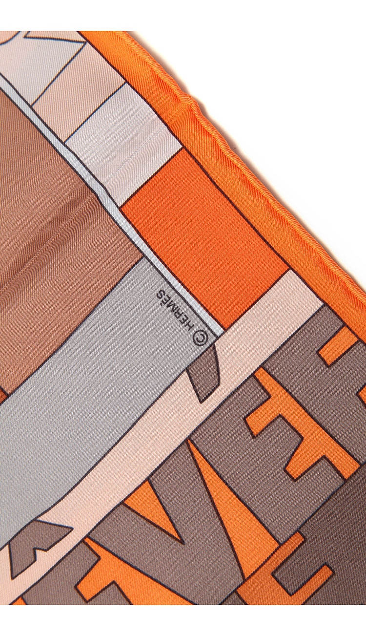 hermes(爱马仕) 橘色底几何图案丝巾90