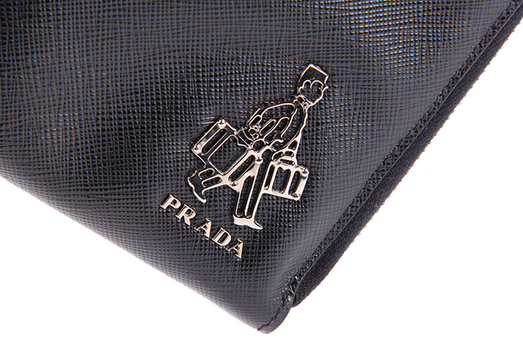 prada(普拉达) 黑色皮质银色人物logo手包