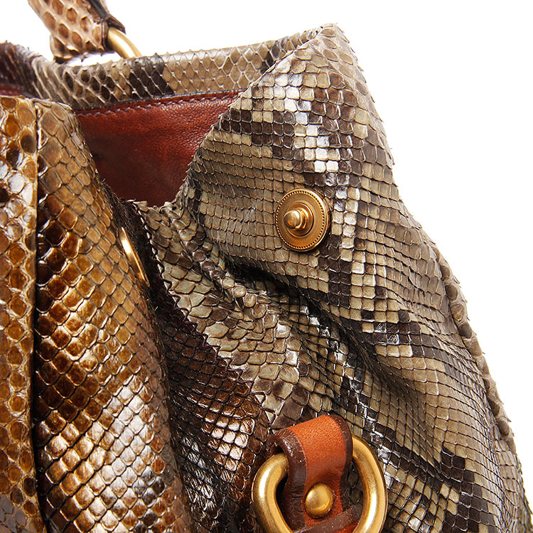 prada() ɫƤ