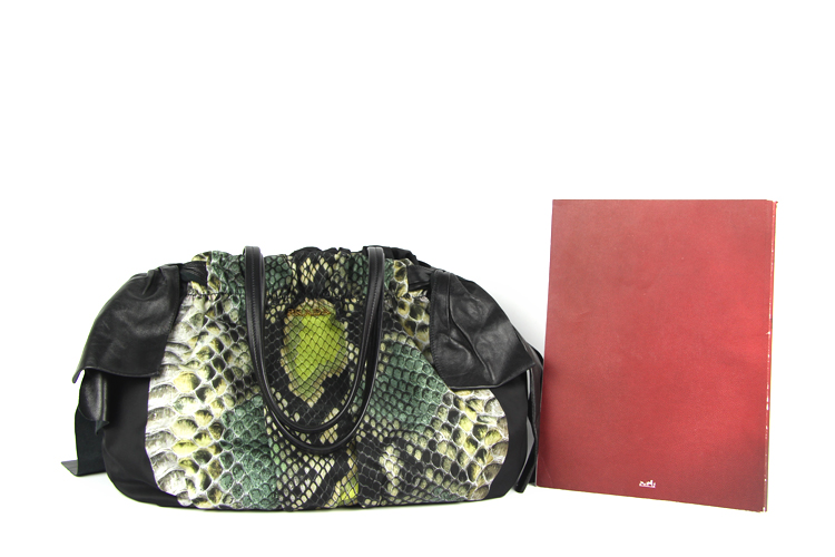 缤纷多彩的颜色,以及容易保养的帆布质材,引爆了另一波提包流行